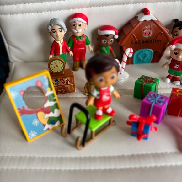 23 Piece Christmas COCOMELON Play Set 9 Family & Friends Figures &14 Play Pcs. - Picture 6 of 8